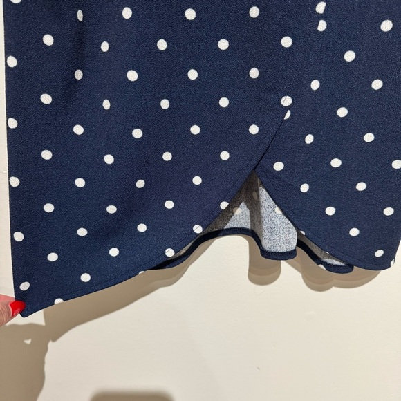 Banana Republic Short Sleeve Navy and White Polka Dot Top. Size Medium - Picture 6 of 8
